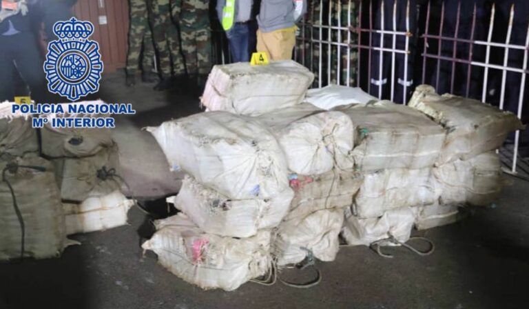 ‘Ndrangheta, 805 chili di cocaina a bordo di un peschereccio: sette arresti