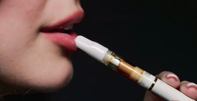 Covid, anche la sigaretta elettronica fa aumentare il rischio di sviluppare forme gravi