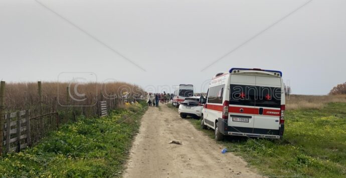 Tragedia nel Crotonese, 62 migranti morti in mare. La procura apre un’inchiesta | VIDEO E FOTO – LIVE