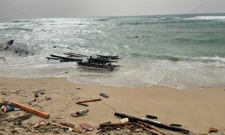 Migranti morti a Cutro, la Capitaneria precisa: «Il mare era forza 4, le motovedette navigano anche con forza 8»
