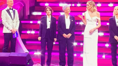 Sanremo | Chiara Ferragni sul palco con Antonella Veltri, presidente di D.i.R.e