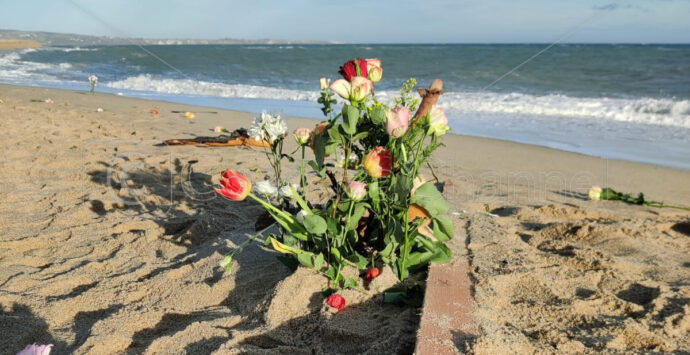 San Lucido ricorda le vittime del naufragio di Cutro con la manifestazione “Fiori in mare”