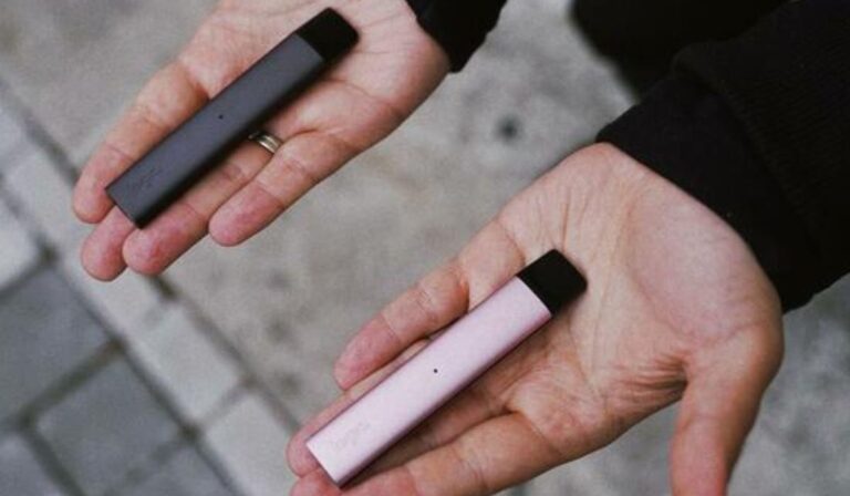Stretta sul fumo, verso lo stop all’aperto anche per le sigarette elettroniche