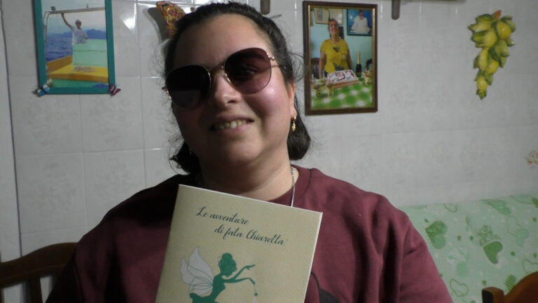 Praia, dalla solitudine alla scrittura: Martina, 22enne non vedente, pubblica il suo primo libro