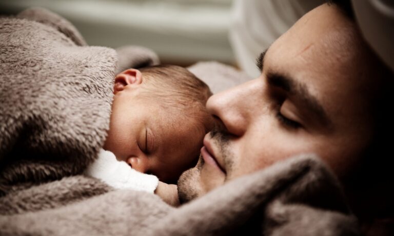 Il congedo di paternità cresciuto del 38% in 10 anni: l’analisi di Save the Children