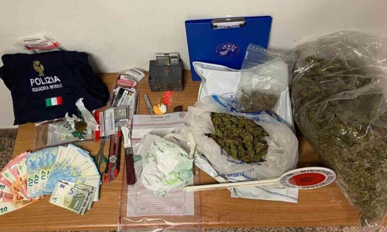 Cosenza, trovato con diversi quantitativi di droga in casa: arrestato un 40enne