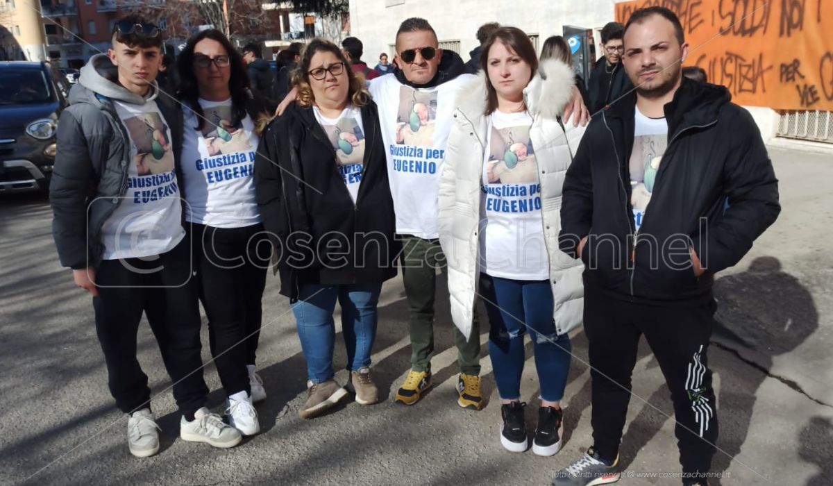 Cosenza, sit-in davanti alla sede dell’Asp con il papà di Eugenio Plastina: «Giustizia» | FOTO – VIDEO