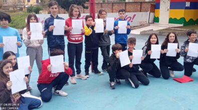 Parco Piero Romeo, i bambini protestano con cartelli contro l’inciviltà: «Restate aperti»