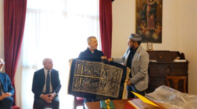 L’abbraccio tra cristiani e musulmani di Cosenza. Monsignor Checchinato incontra l’Imam Berraou