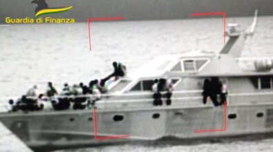 Porto di Crotone, sbarcati 161 migranti. Individuati tre presunti scafisti