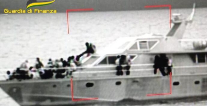 Porto di Crotone, sbarcati 161 migranti. Individuati tre presunti scafisti