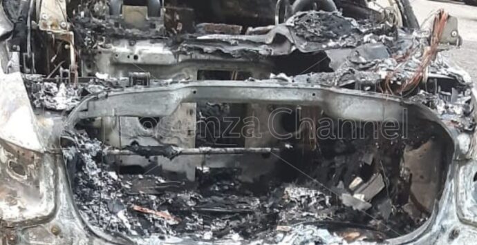 Auto in fiamme a Rende, intervengono i vigili del fuoco