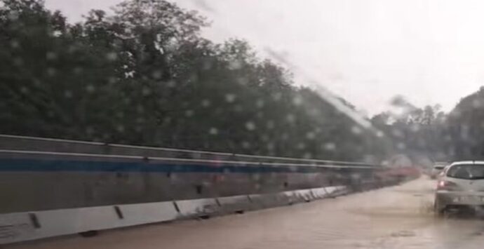 Cosenza-Rogliano, piove e l’autostrada si trasforma in una piscina | VIDEO