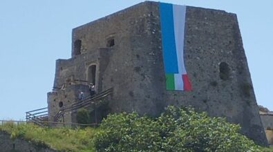 La bandiera del Napoli su Torre Talao a Scalea, ma i tifosi del Cosenza ne chiedono la rimozione