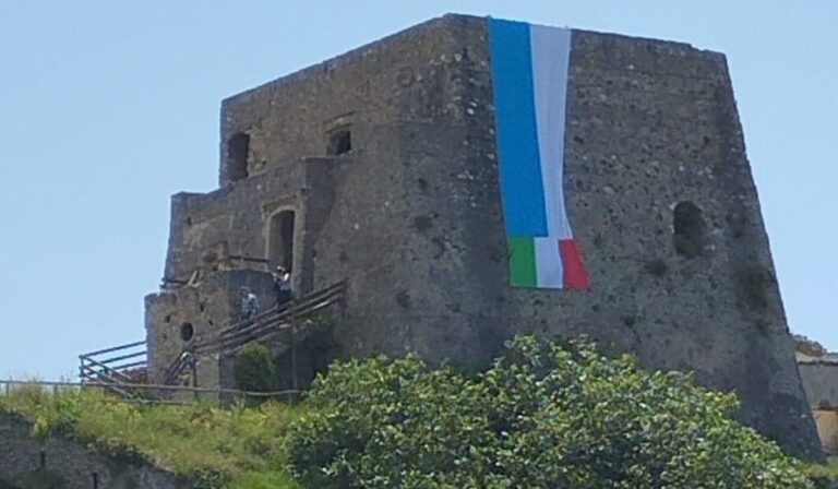 La bandiera del Napoli su Torre Talao a Scalea, ma i tifosi del Cosenza ne chiedono la rimozione