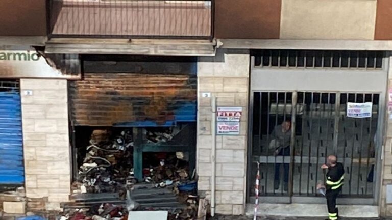 Cosenza, incendio danneggia un supermercato in centro città