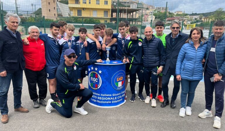 Campionati studenteschi, la squadra di Calcio a 5 dell’ITC “Luigi Palma” è campione regionale
