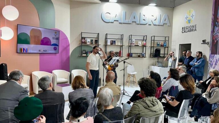 Il poeta dialettale calabrese Daniel Cundari affascina il pubblico al Salone del libro di Torino