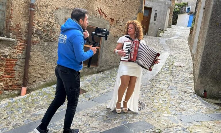 La musica come ponte tra Acri e la Germania: la fisarmonica di Franca Ferraro incanta i calabresi e non solo