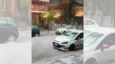 Maltempo, a Camigliatello grandine e pioggia trasformano le strade in corsi d’acqua | VIDEO