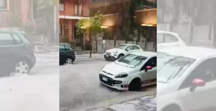 Maltempo, a Camigliatello grandine e pioggia trasformano le strade in corsi d’acqua | VIDEO