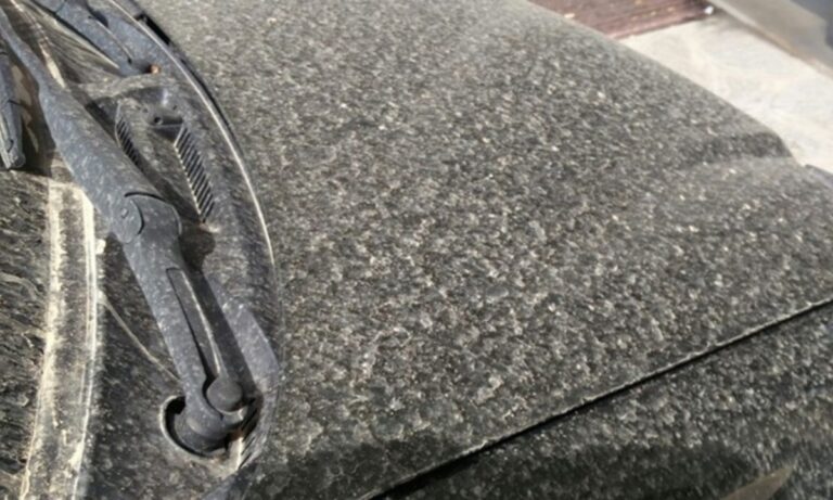 Piove sabbia sulle nostre auto, ecco cosa sta succedendo: la spiegazione dell’esperto