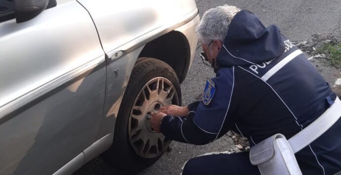 Rende, la polizia municipale aiuta un’anziana a cambiare la gomma dell’auto