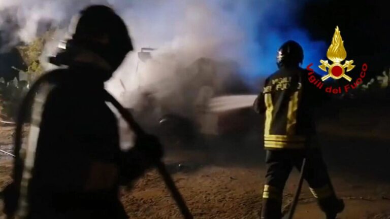 Cassano allo Ionio, intimidazione ai danni di un’azienda che opera sulla statale 106: bruciato un escavatore
