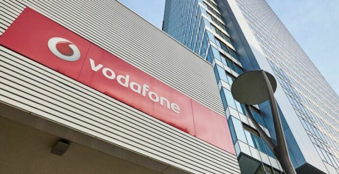 Vodafone pronta a tagliare 11mila posti di lavoro: i motivi