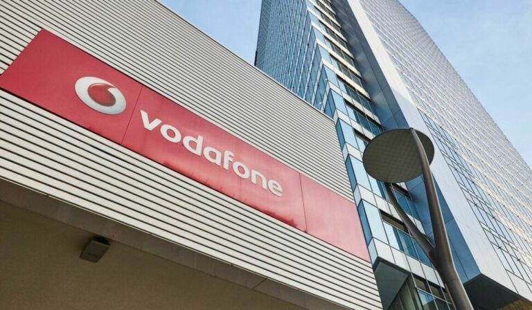 Vodafone pronta a tagliare 11mila posti di lavoro: i motivi