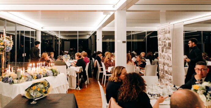 La Cerimonia delle Candele nella splendida cornice del Riva Restaurant di Falerna | FOTO