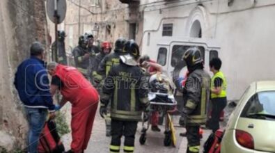 Incidente a Corigliano, crolla un solaio nel centro storico: un ferito grave | FOTO