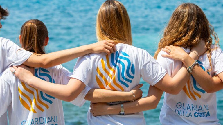 I “Guardiani della Costa” ripuliscono le spiagge di Paola in occasione del World Oceans day