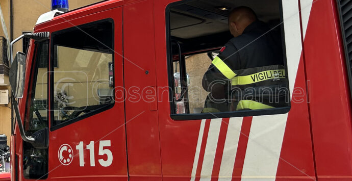 Rende, furgone in fiamme sulla Silana-Crotonese. Intervento dei vigili, rallentamenti