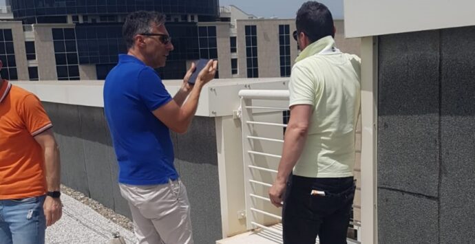 Tirocinanti salgono sul tetto della cittadella regionale: «Non scenderemo finché non avremo risposte»