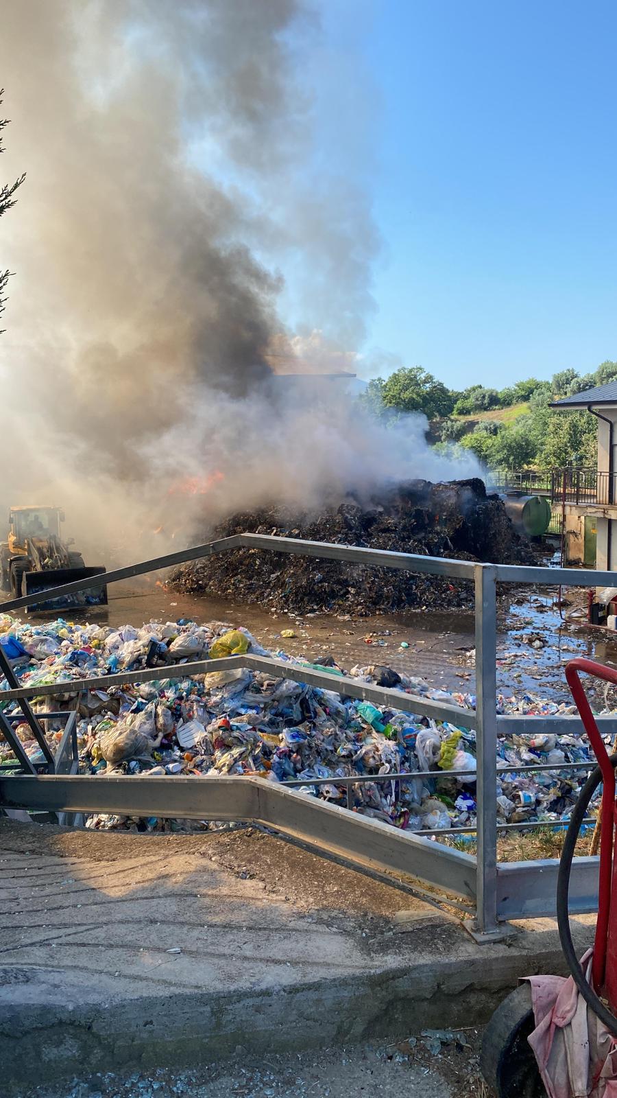 Tarsia, incendio nella discarica di rifiuti. Non si esclude matrice dolosa | VIDEO – FOTO
