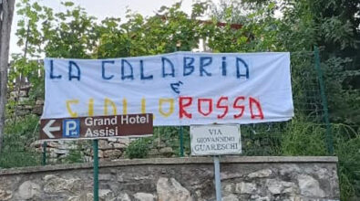 Cosenza, ad Assisi c’è aria di derby e… uno striscione dei fan del Catanzaro