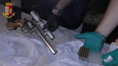 Rende, la pistola del mistero e il carico di droga nascosti nell’hotel | FOTO E VIDEO
