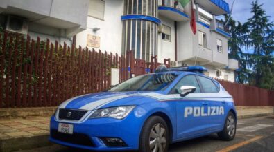 Prima tira schiaffi e pugni alla madre e poi minaccia i poliziotti: arrestato un 38enne a Corigliano Rossano