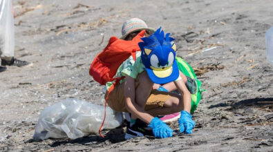 Belmonte, genitori e figli ripuliscono la spiaggia dai rifiuti abbandonati dai turisti pendolari