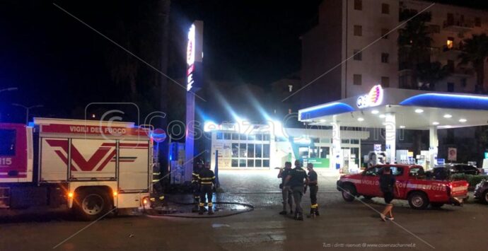 Cosenza, incendio vicino ad un distributore di benzina su via Panebianco