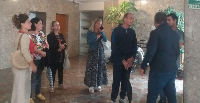 I lavoratori della Adiss Multiveservice protestano a Palazzo dei Bruzi