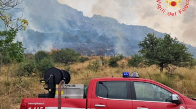 Civita, incendio nel Parco Nazionale del Pollino. Il vento spinge le fiamme