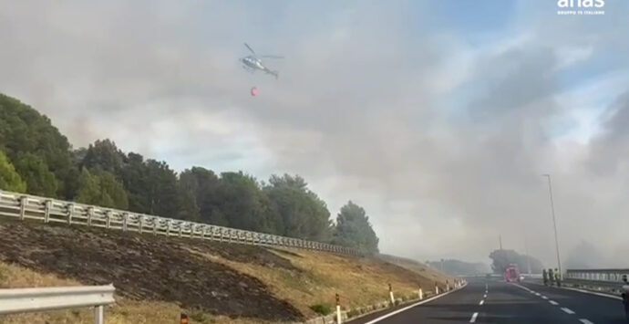 Divampa un incendio sull’A2 a Morano Calabro, traffico bloccato verso sud | VIDEO