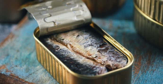 Intossicati da conserve di sardine fatte in casa. Un morto e una decina di contagiati