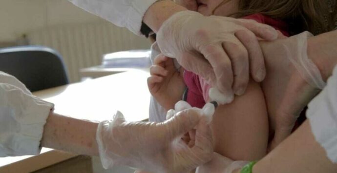 Scalea, la denuncia social di un papà: «Costretti a vaccinare i bambini in un posto assurdo» | VIDEO