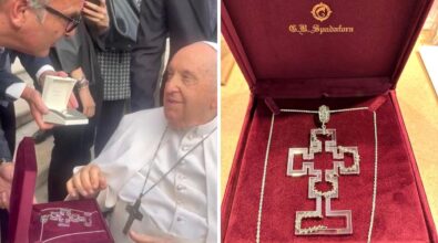 Donata a Papa Francesco una croce lavorata a mano dagli orafi di San Giovanni in Fiore