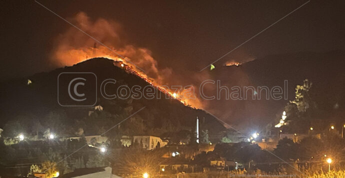 Paola, brucia la montagna accanto al Santuario di San Francesco