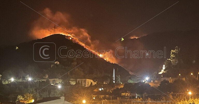Paola, brucia la montagna accanto al Santuario di San Francesco