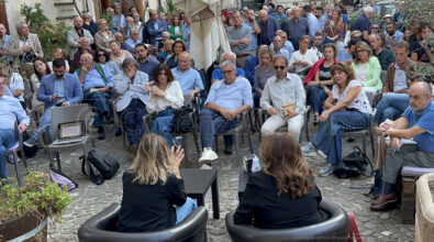 Funaro e l’appeal di piazza: la conferenza stampa diventa assemblea pubblica